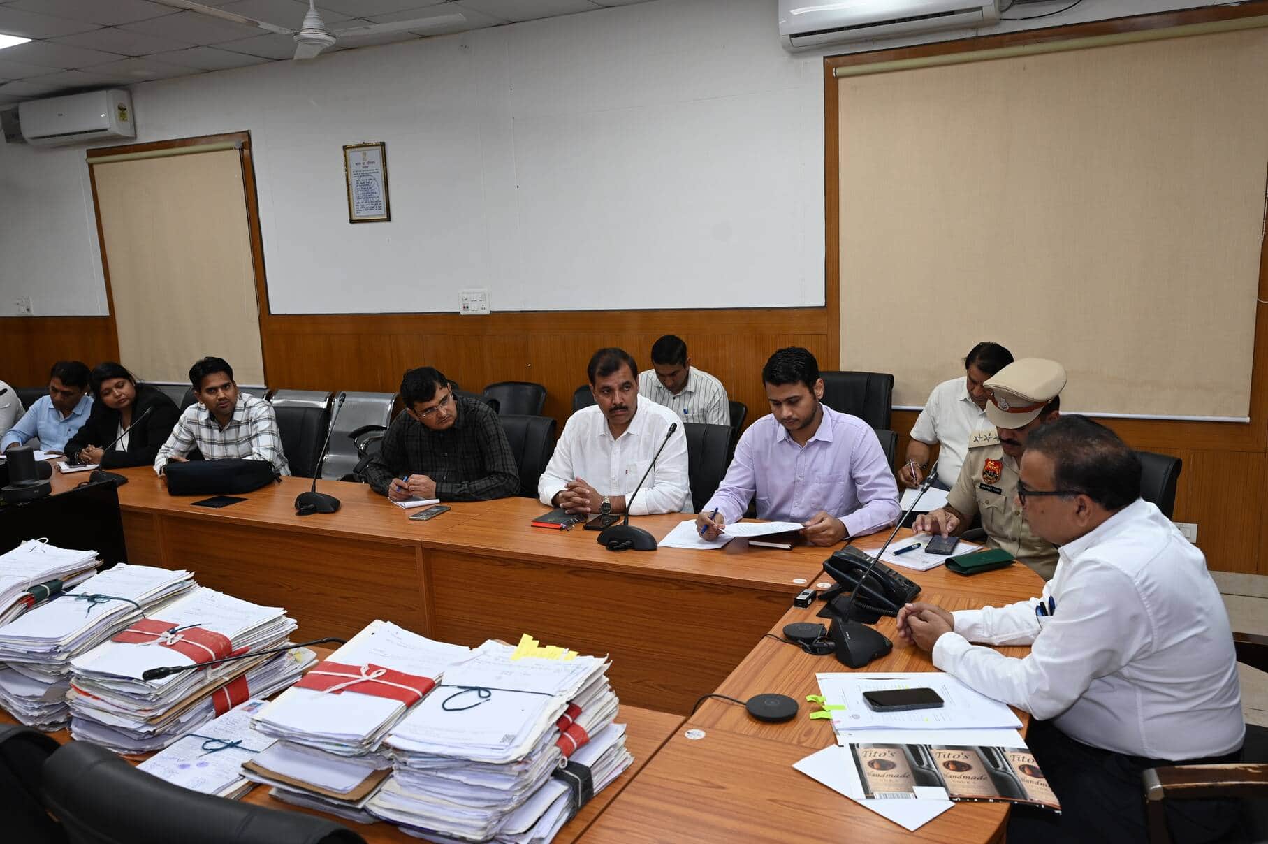 गैस आपूर्ति को लेकर अधिकारियों के साथ बैठक करते उपायुक्त सुशील सारवान। स्रोत : प्रशासन