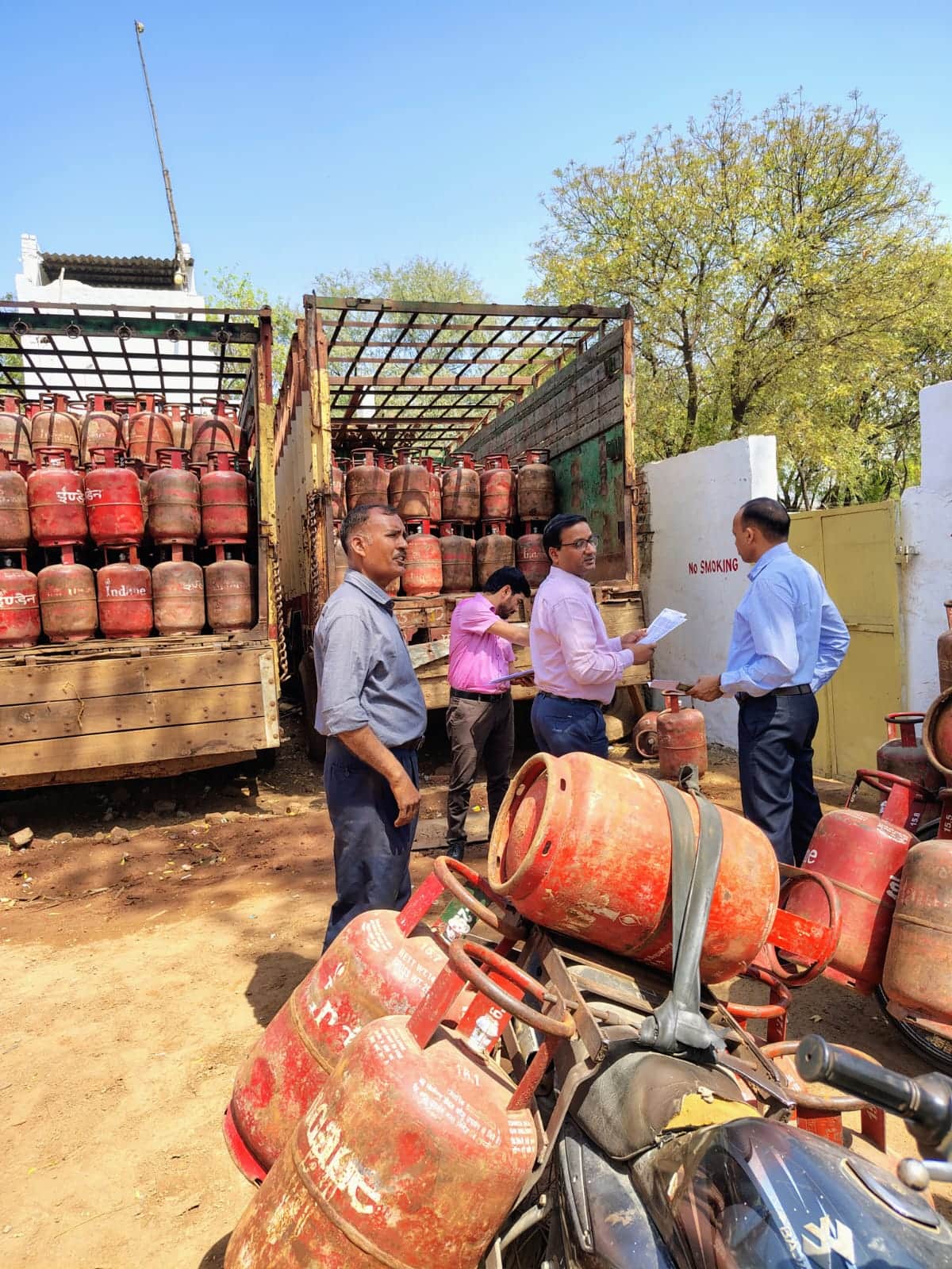 गैस एजेंसी पर जांच करती जिला आपूर्ति विभाग की टीम।