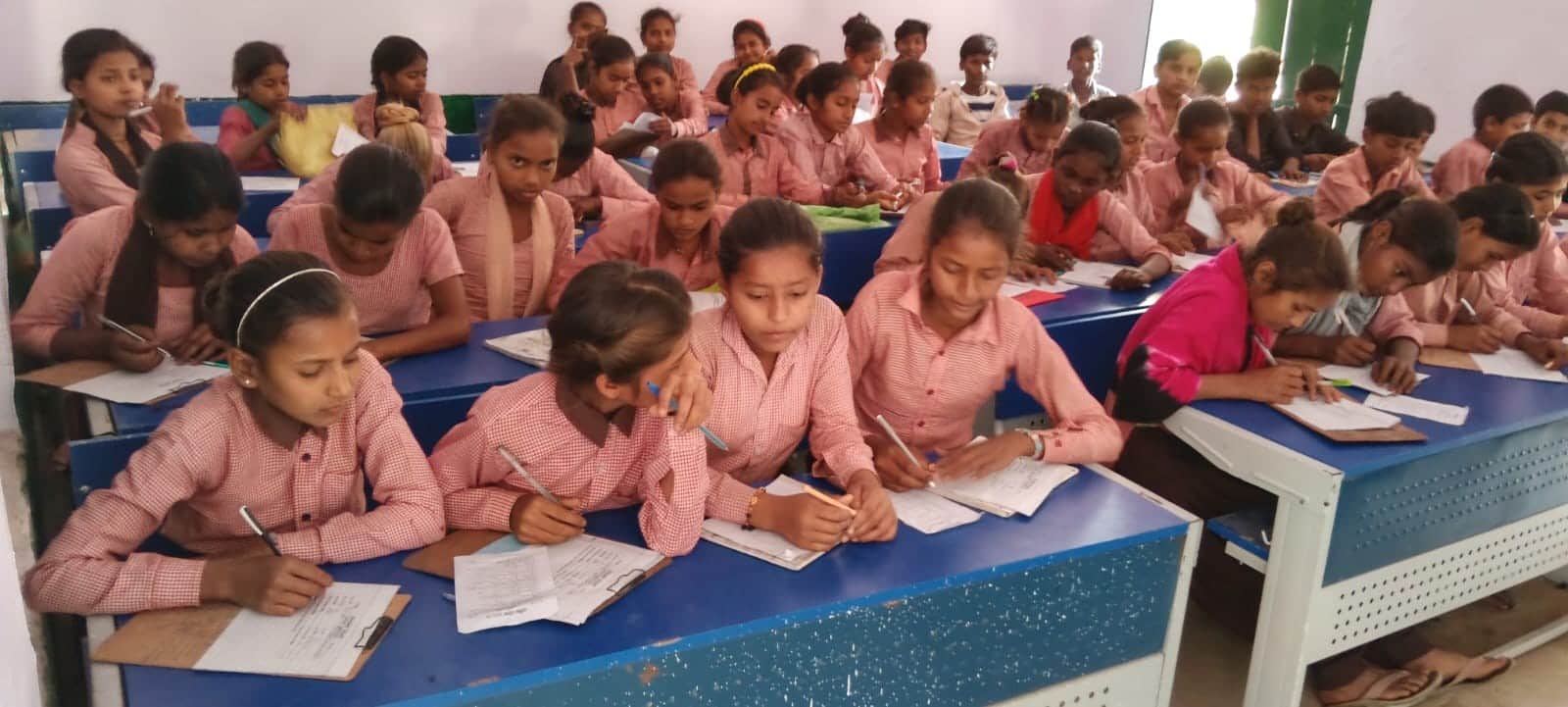 गैसड़ी के कंपोजिट विद्यालय नथईडीह  में परीक्षा देते परीक्षार्थी।-संवाद