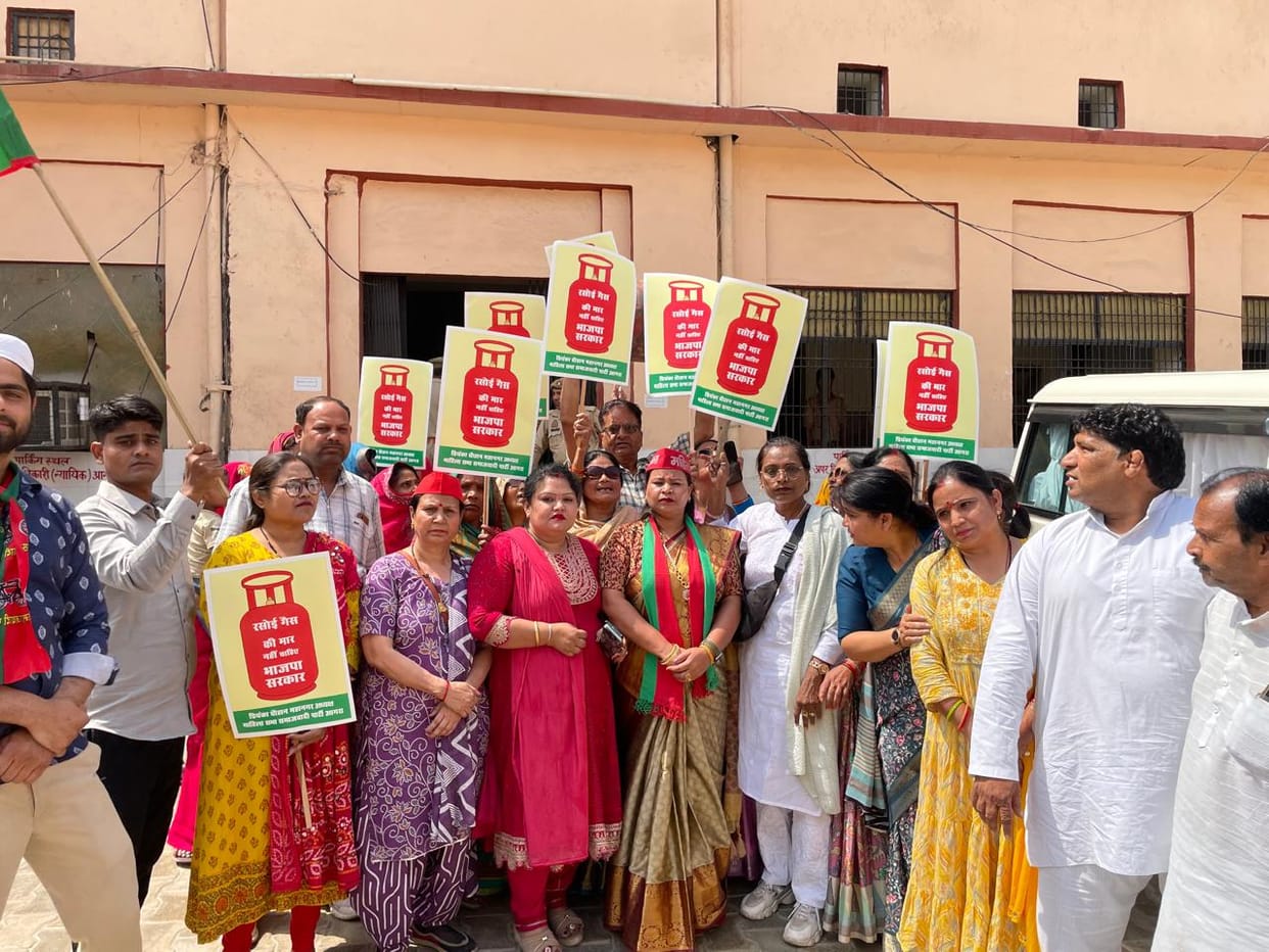 Demonstration at the Collectorate with posters of cylinders on their heads