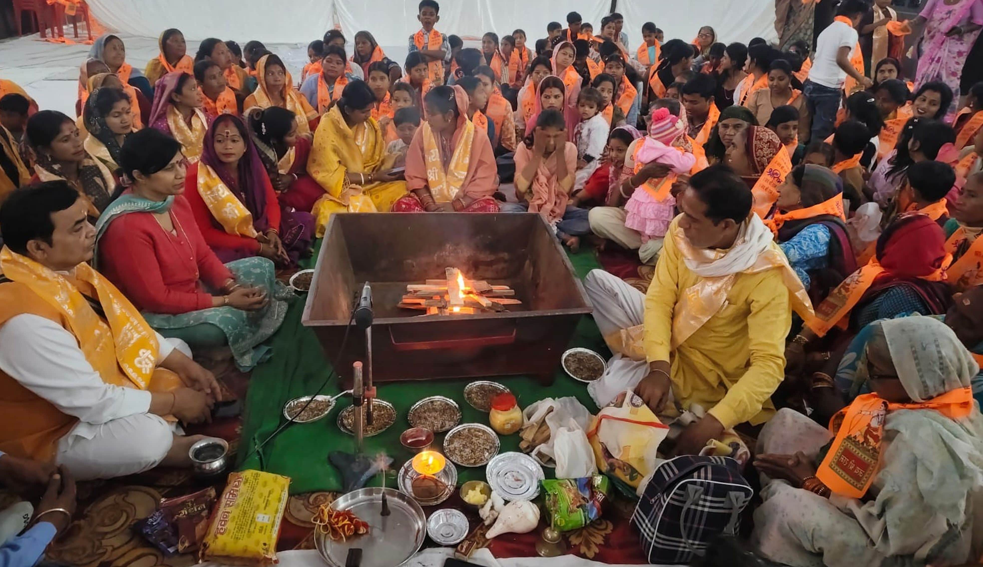 गदरपुर में हिंदू नव वर्ष के शुभारंभ पर आयोजित महायज्ञ में मौजूद श्रद्धालु। संवाद
