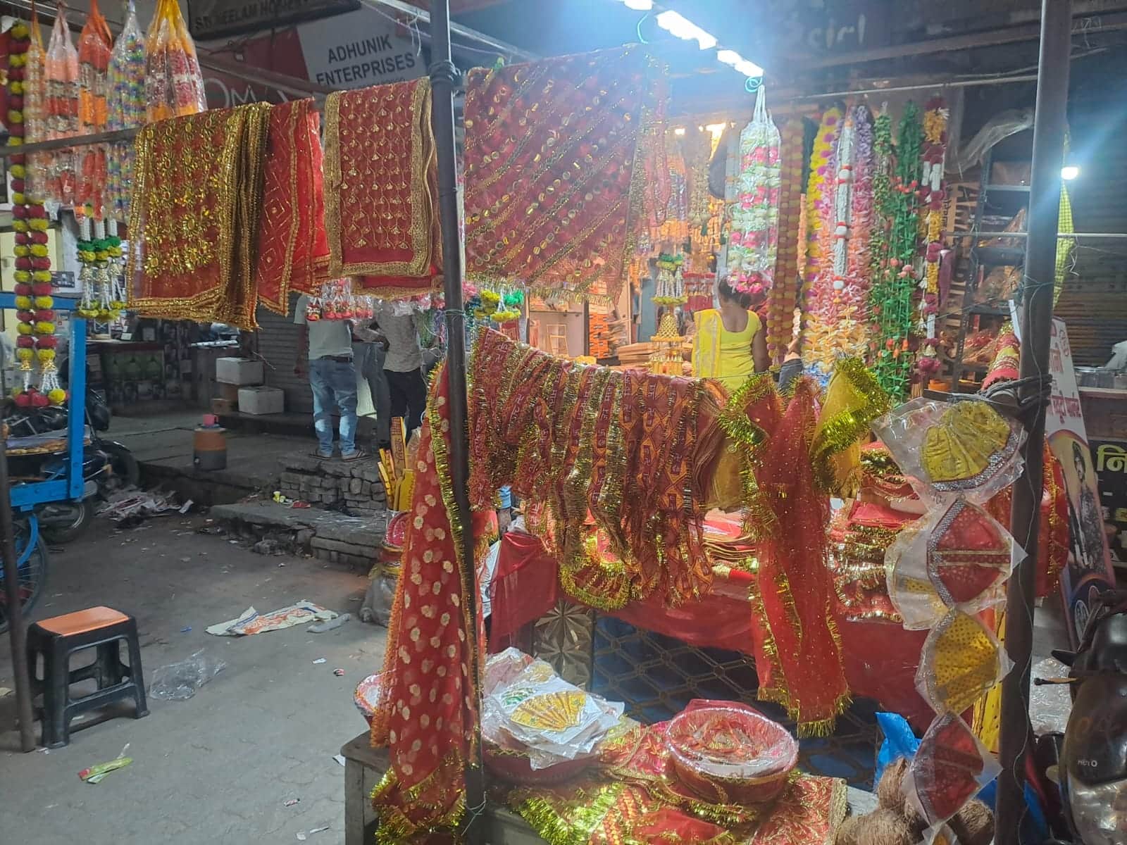 गांधीनगर बाजार में सजी चुनरी व पूजन सामग्री की दुकान संवाद