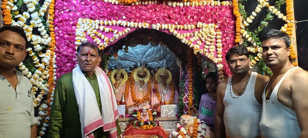 Nari-Semri Immersed in the Colors of Devotion