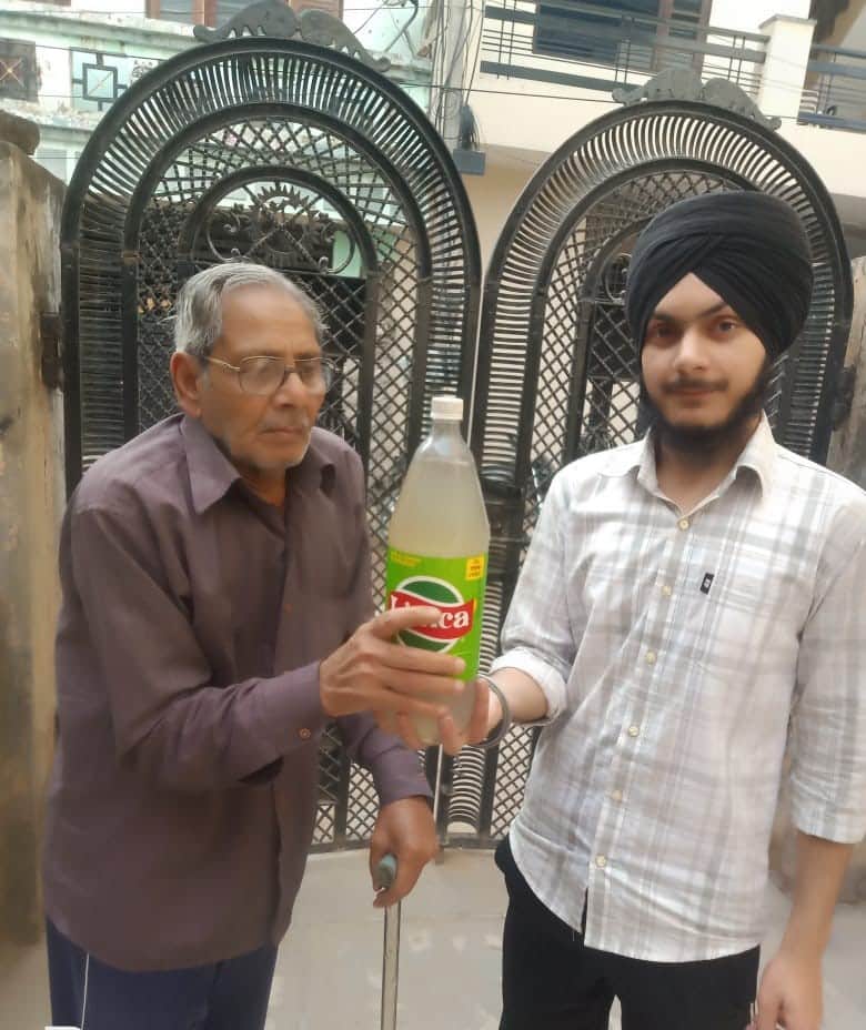 घरों में आ रहा गंदा पानी दिखाते रामगोपाल व अन्य । स्वयं