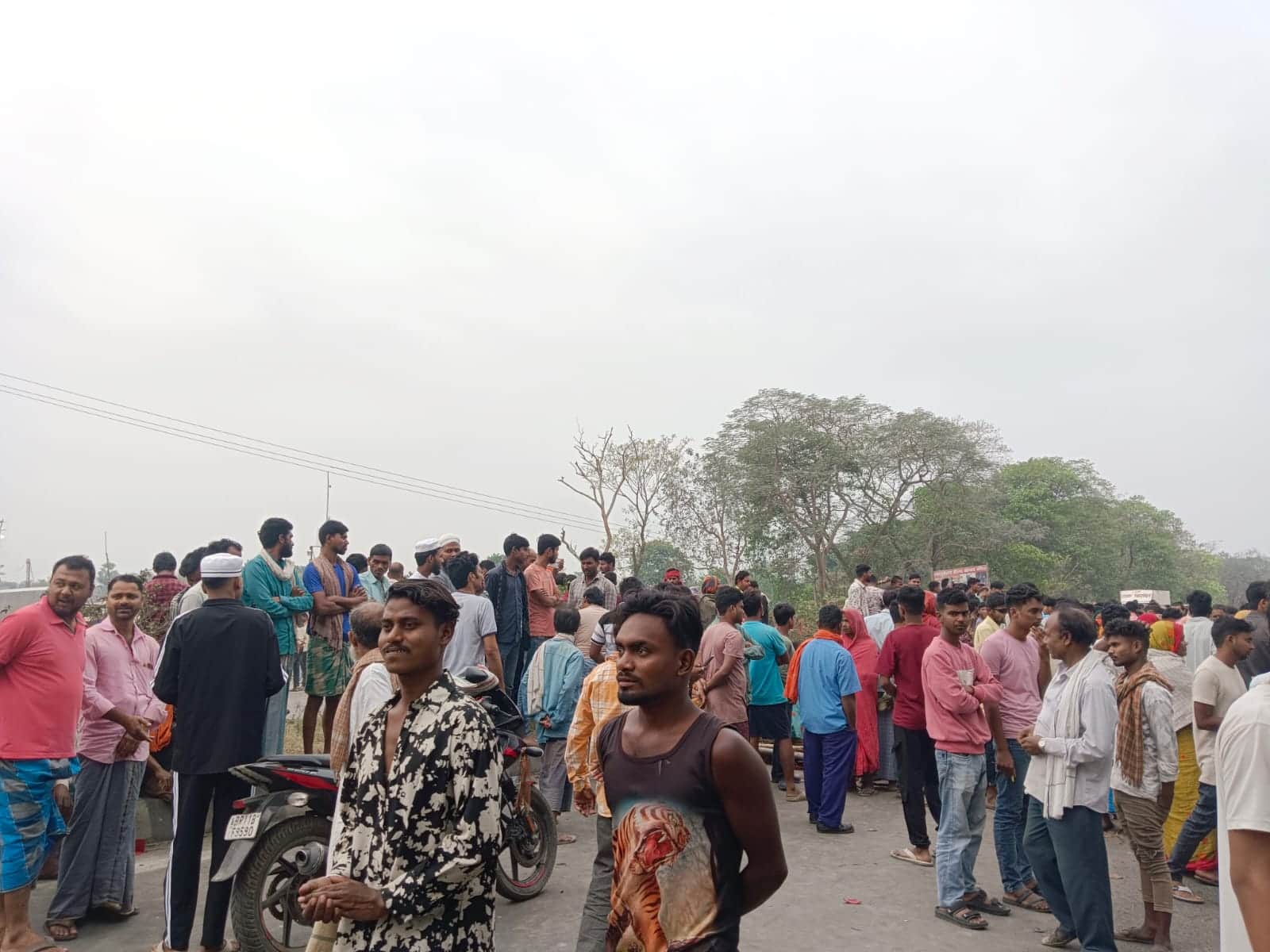 घटना के बाद सड़क जाम कर प्रदर्शन करते परिजन