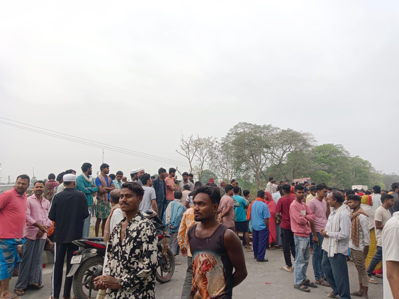 घटना के बाद सड़क जाम कर प्रदर्शन करते परिजन