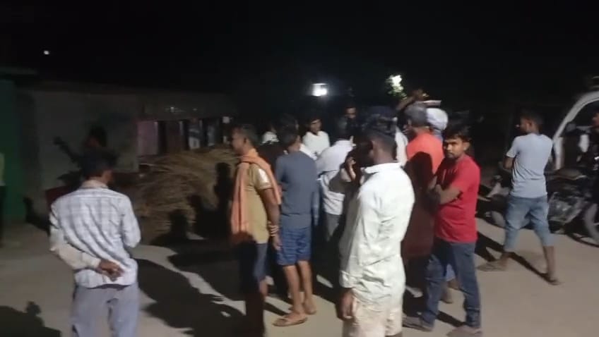 घटनास्थल पर लोगों का भीड़
