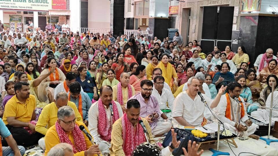 हनुमान मंदिर बुधला संत स्थान सभा के प्रांगण में भजन गाते हुए बब्बू भैय्या व उपस्थित श्रद्धालु।