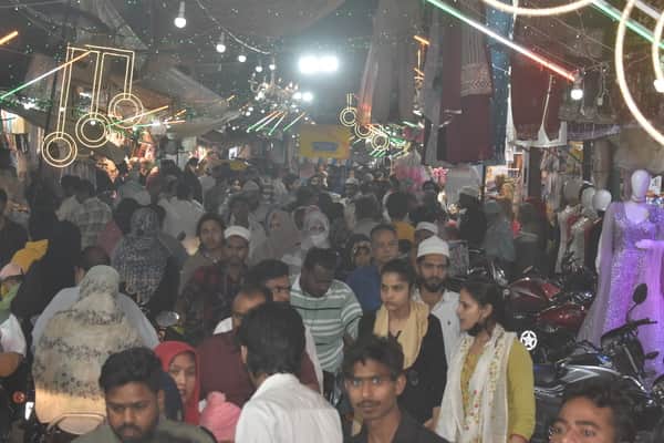 ईद के चलते चौक बाजार में खरीदारी को लगी भीड़। संवाद