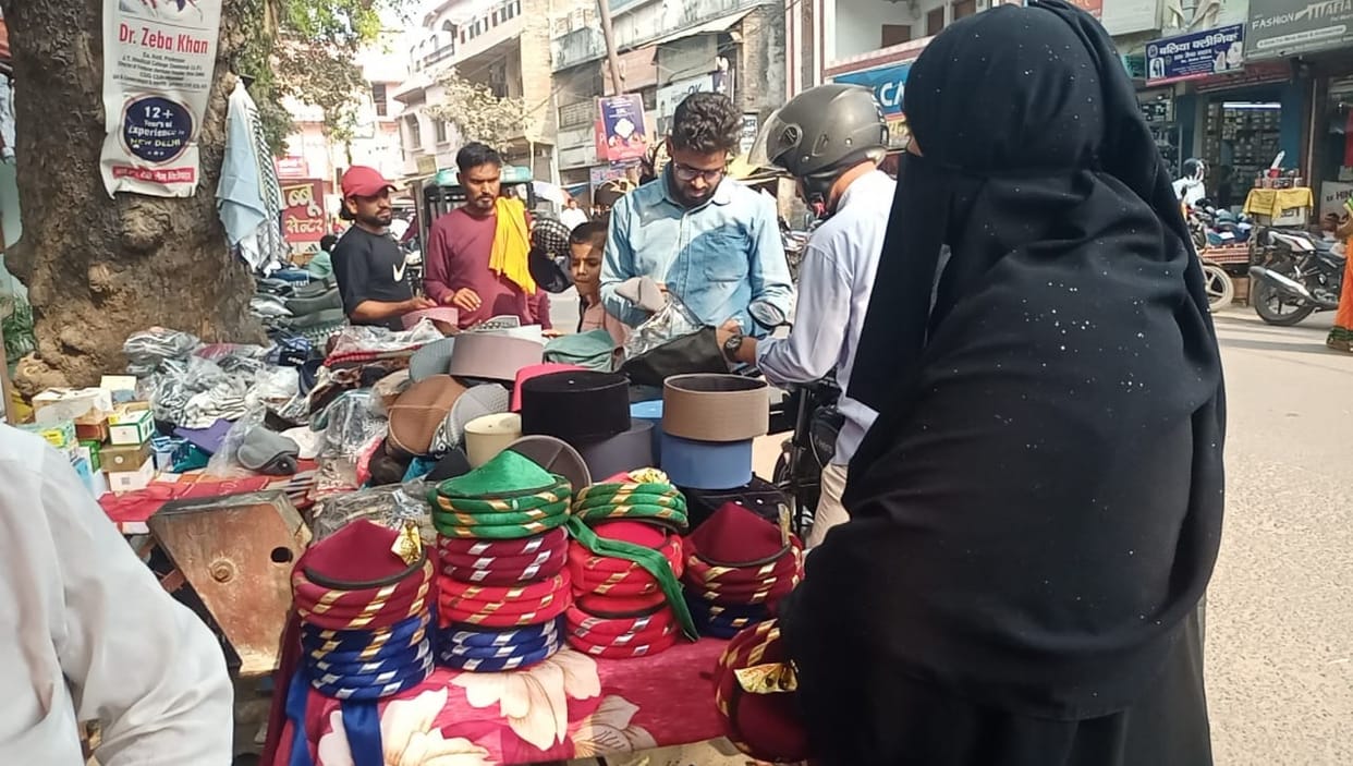Late night shopping in Chowk, Vijay Cinema Road, Meena Bazaar