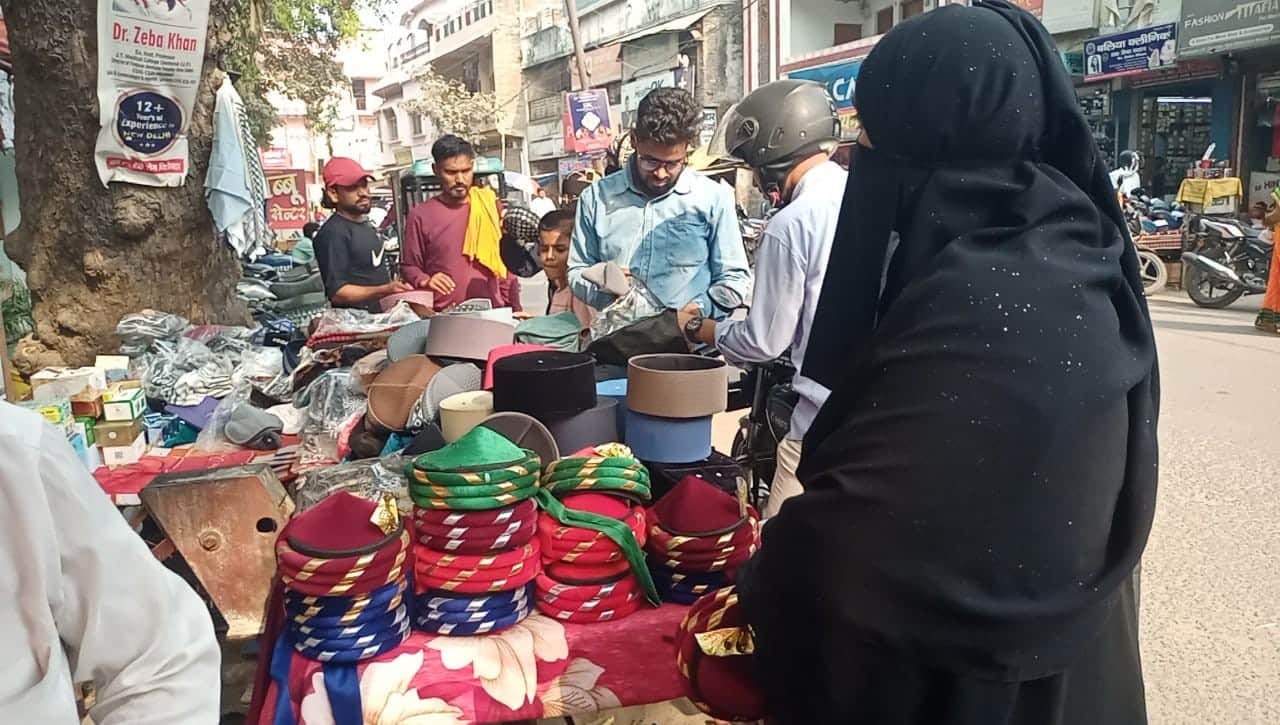 ईद पर्व के लिए नगर के विशुनीपुर में टोपी की खरीदारी करते लोग।संवाद