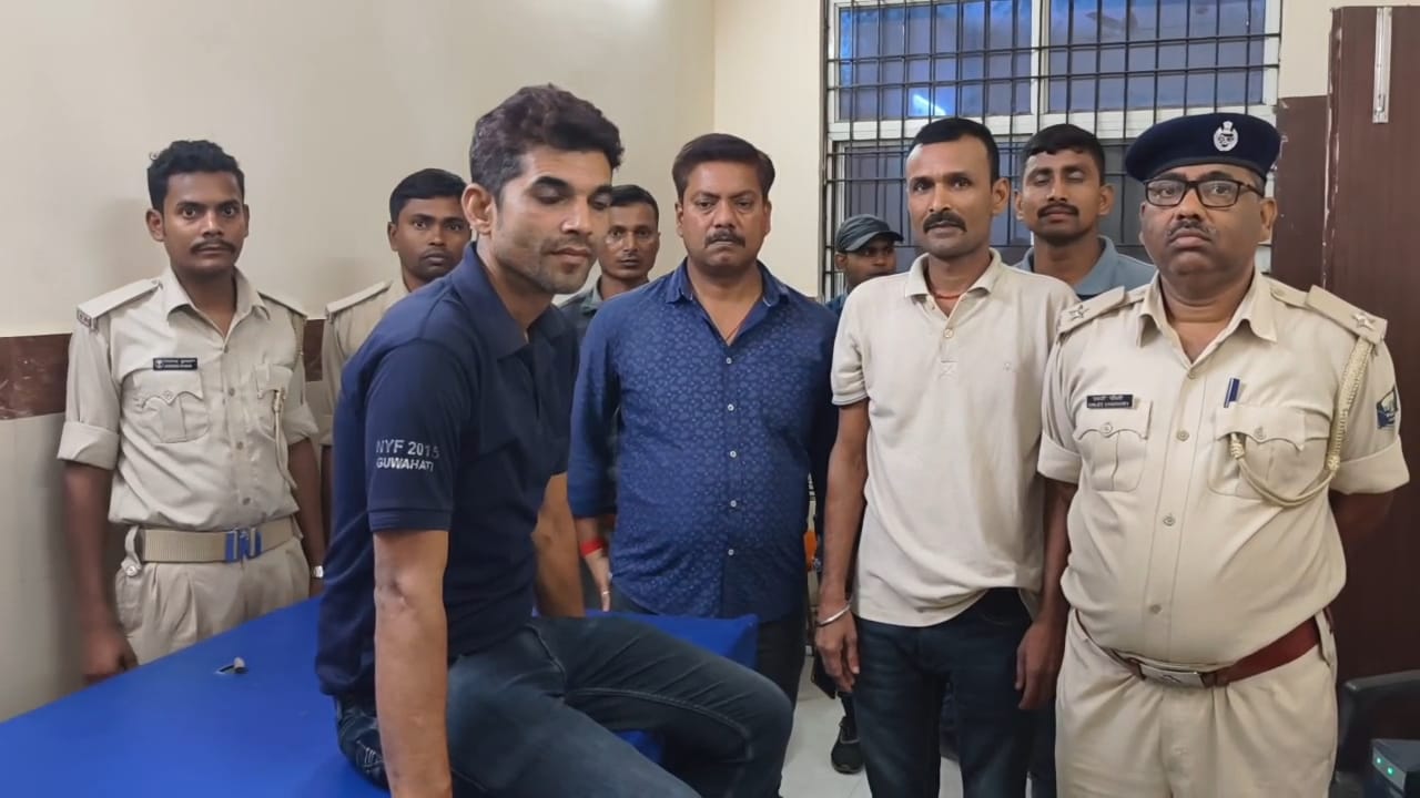 जीआरपी पुलिस और मध्य निषेध विभाग पुलिस आपस में भिड़ी