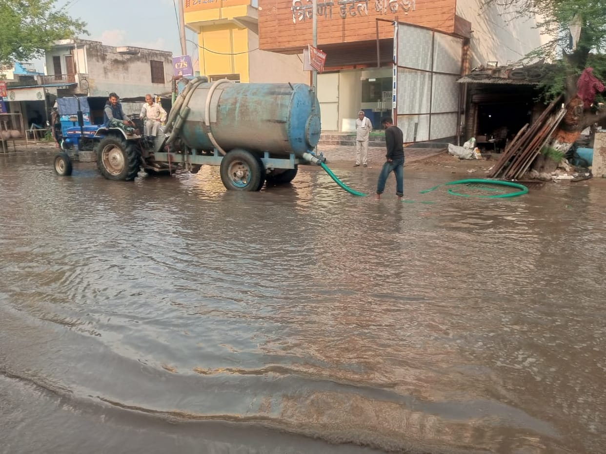 The work of draining the contaminated water accumulated on the roads of the town has started, BKU had submitted a memorandum