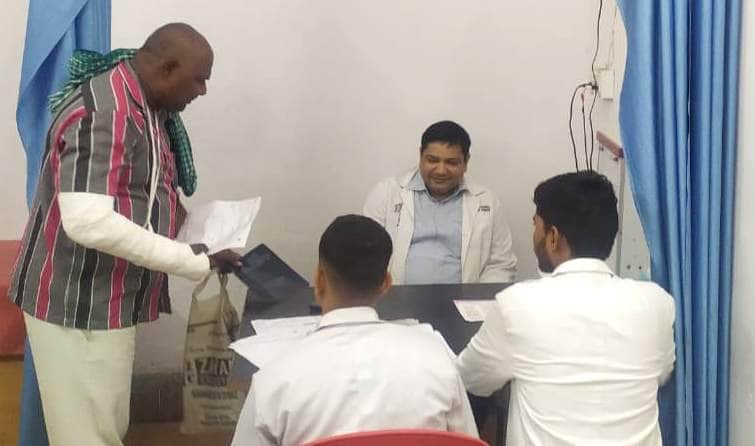 जिला अस्पताल में मरीज देखते आर्थो सर्जन डॉ. राजेश जायसवाल। संवाद