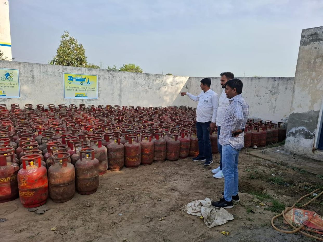 Rampant Use of Domestic Gas at Commercial Establishments; 26 Cylinders Seized
