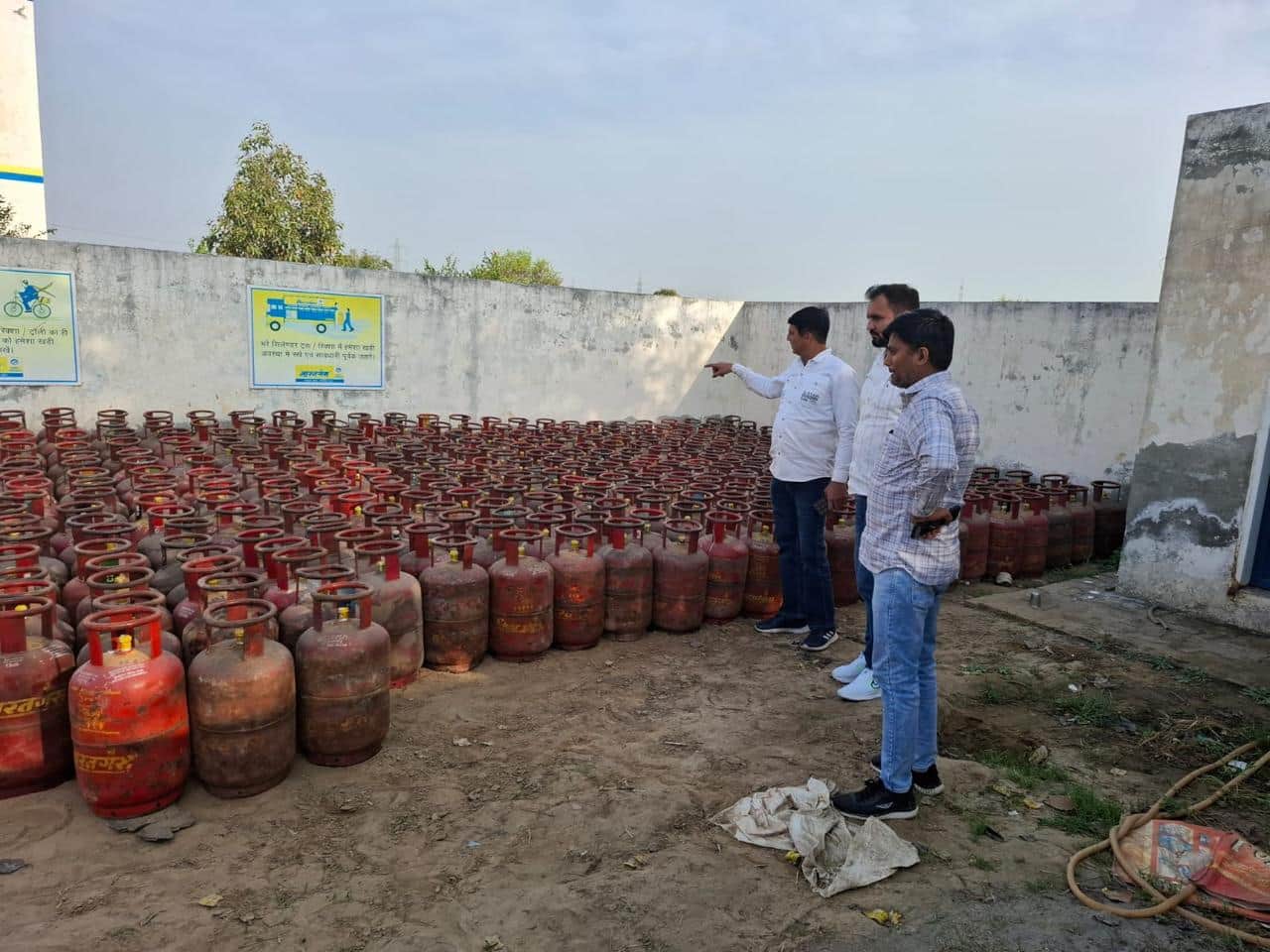 जिला खाद्य आपूर्ति विभाग की टीम गोदाम में स्टॉक की जांच करते हुए। 