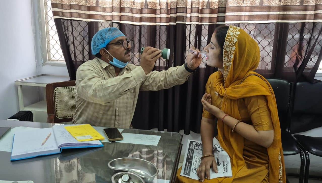 जिला नागरिक अस्पताल में मरीज के दांतों का इलाज करते डॉ विनोद। संवाद