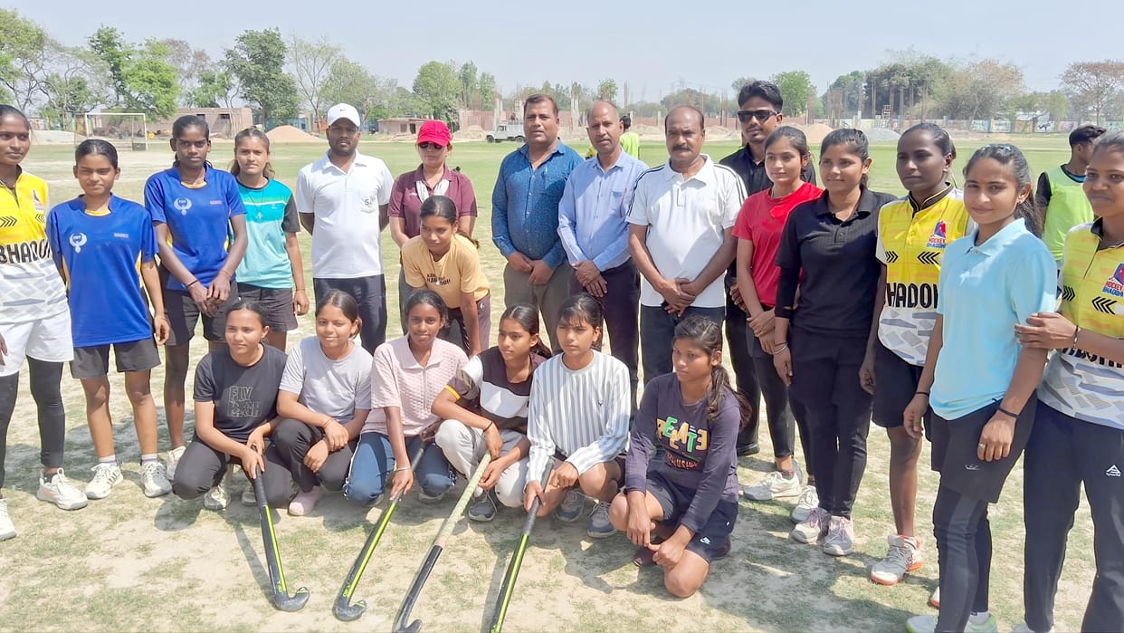 Boys and girls formed an eleven in hockey at the stadium and became champions