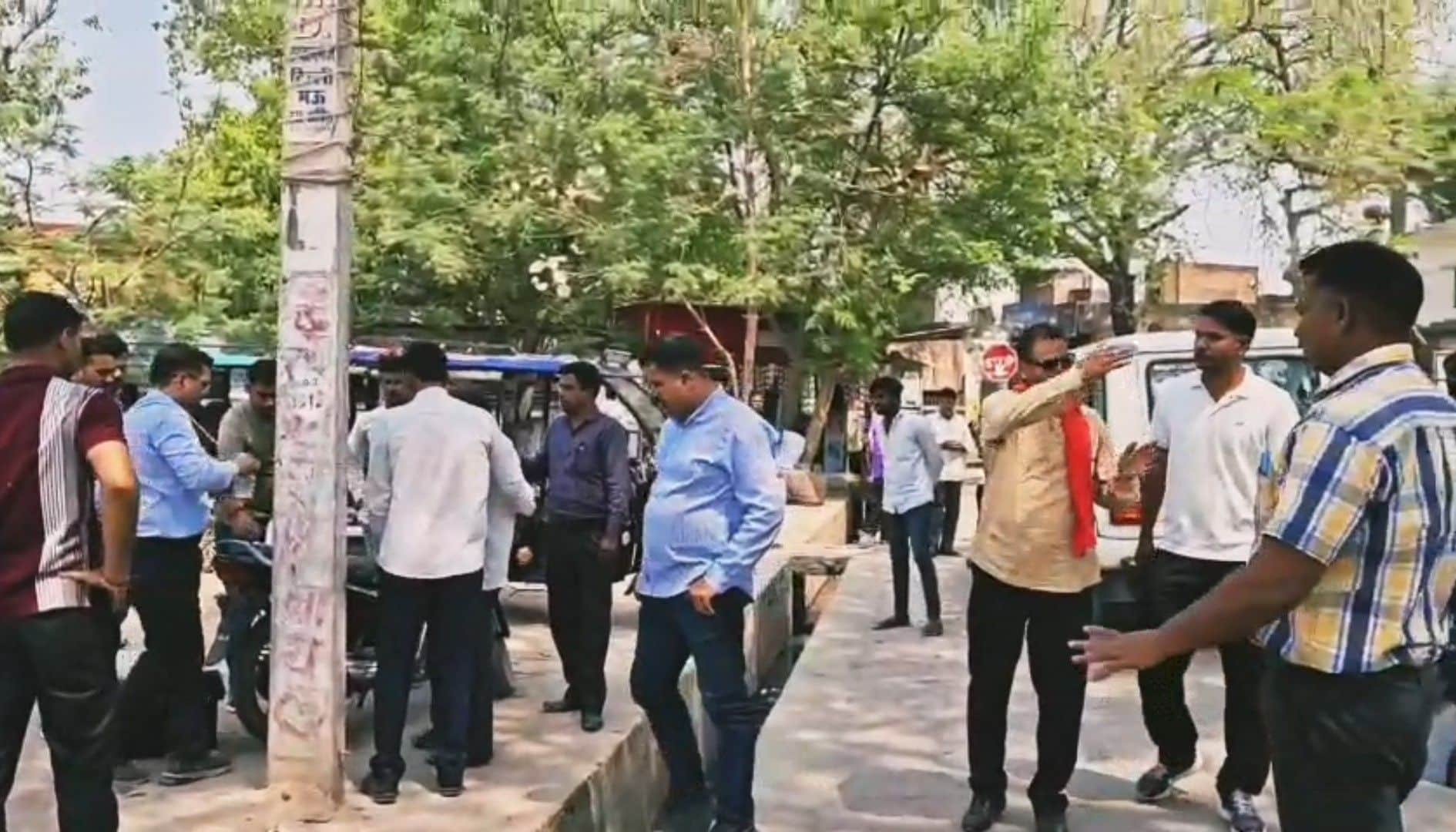 जलालपुर नगर पालिका में जल निगम कर्मचारी को गिरफ्तार करने पहुंची एंटी करप्शन टीम की कार्रवाई से