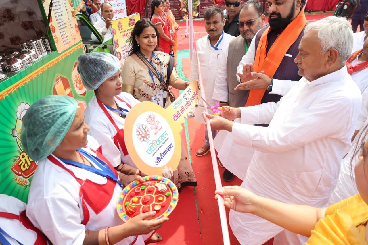 जीविका स्टॉल का उद्घाटन करते सीएम