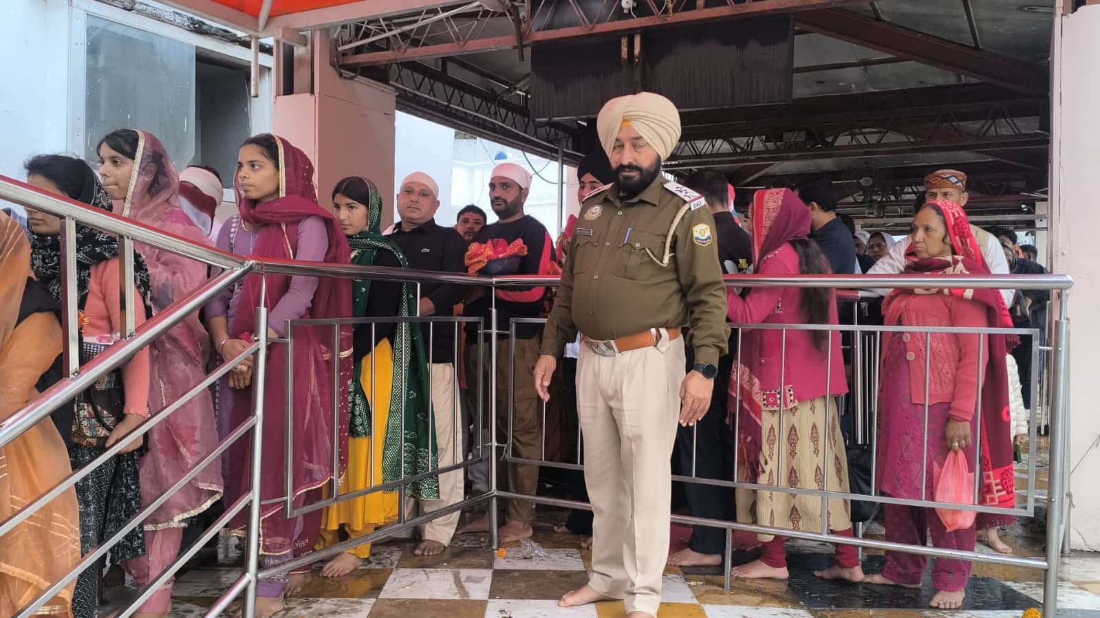 ज्वालामुखी मंदिर में नवरात्र के दूसरे दिन दर्शनों के लिए लगी लाइन। संवाद