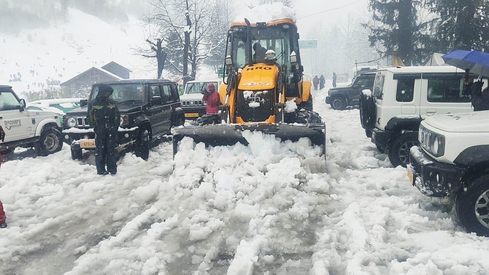 कुल्लू के सोलंग नाला में सड़क से बर्फ हटाने में जुटी जेसीबी।-डीपीआरओ