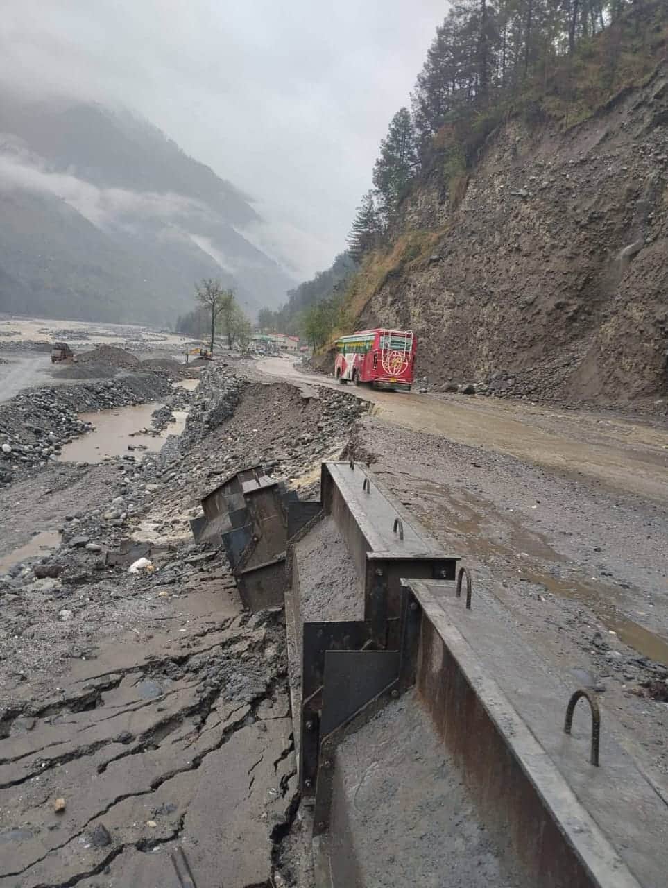 कुल्लू-मनाली हाईवे पर डोहलू नाला के समीप बारिश से रोड़ ढहने लगा।-संवाद