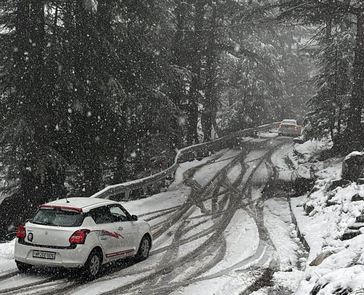 किन्नौर जिले के कल्पा में शुक्रवार को हुई ताजा बर्फबारी में गुजरते वाहन। संवाद