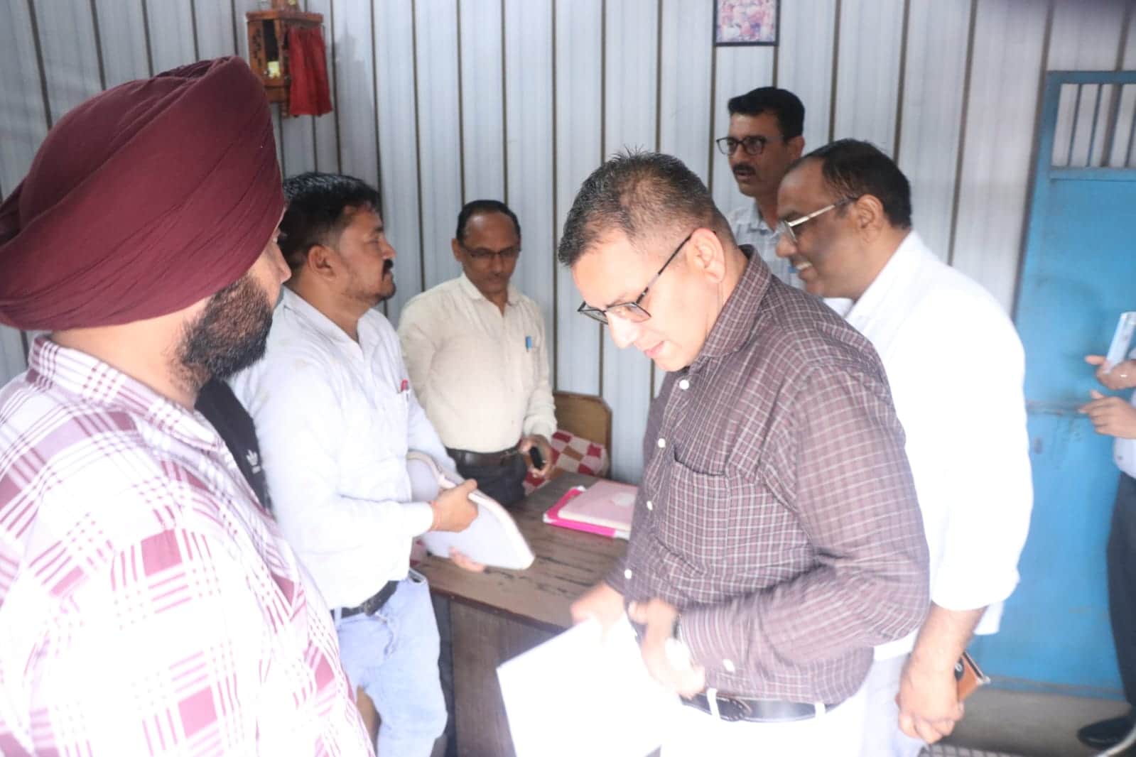 कांसापुर के पास शंकर विहार कॉलोनी में जांच करती टीम। संवाद