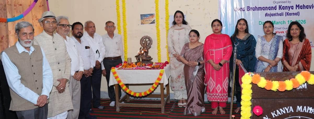 काव्य पाठ संगोष्ठी प्रतियोगिता में माैजूद कवि। संस्था