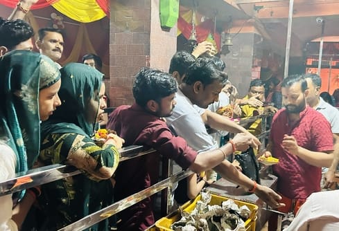 Beautifully decorated court, queue of devotees