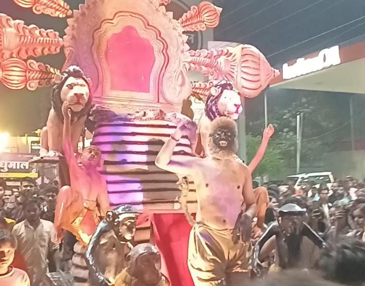 भव्य शोभायात्रा