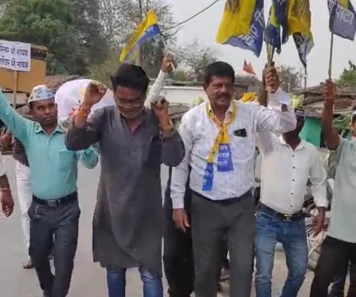 प्रदर्शन करते आम आदमी पार्टी के कार्यकर्ता