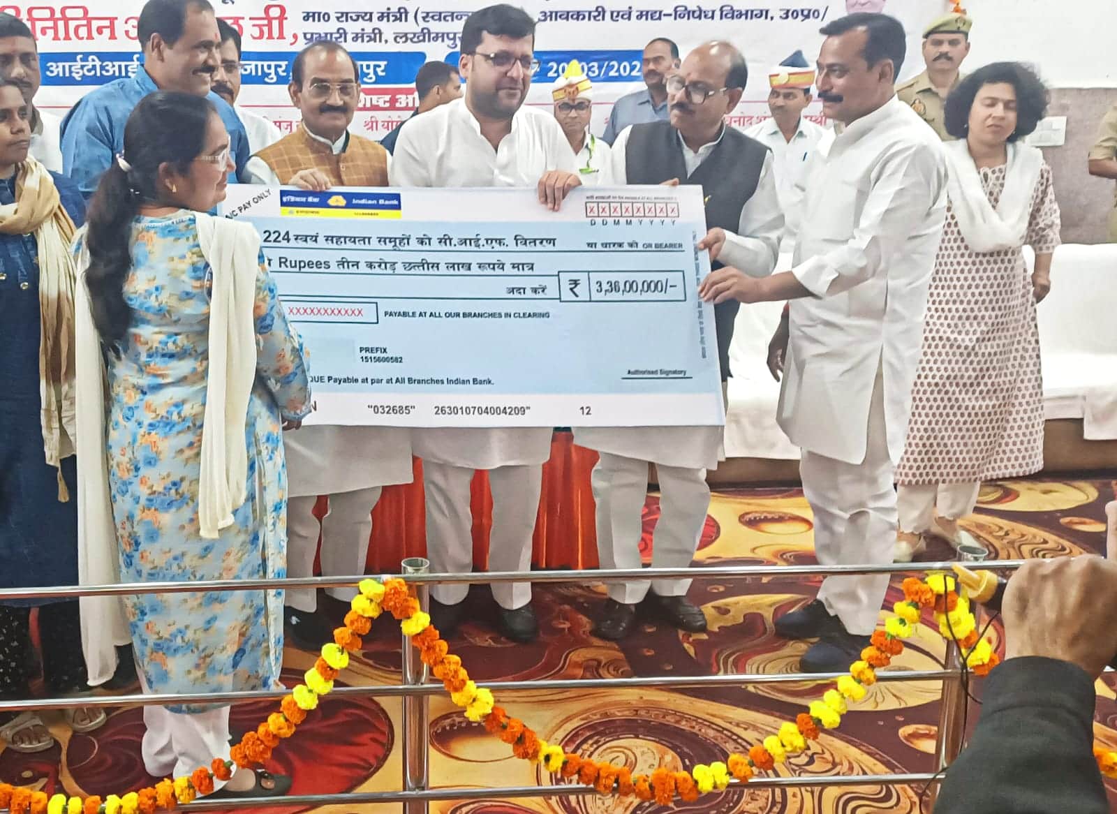 लाभार्थियों को चेक देते हुए प्रभारी मंत्री नितिन अग्रवाल। संवाद