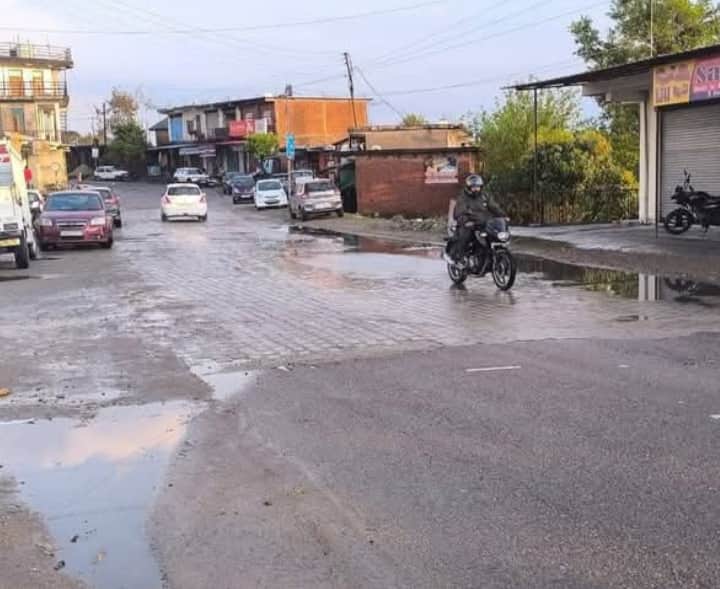 लदरौर बाजार में सड़क पर हुआ जलभराव। संवाद