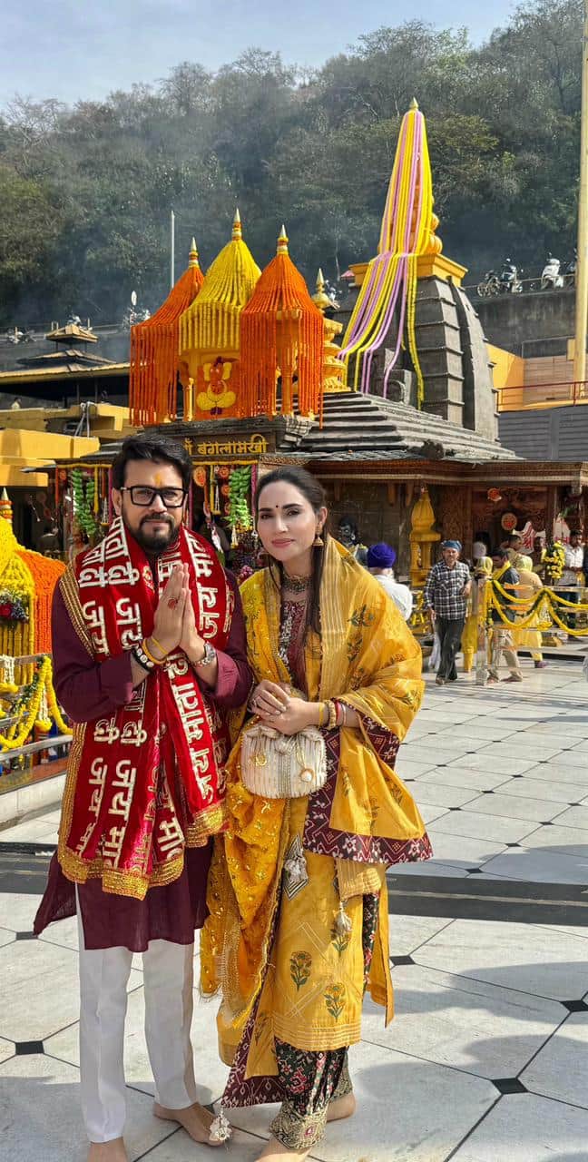 मां बगलामुखी मंदिर में सांसद अनुराग ठाकुर पत्नी के साथ। भाजपा।