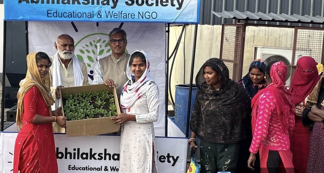 महिला किसानों को अश्वगंधा के पौधे बांटते पद्मश्री कंवल सिंह व डॉ. अजय यादव। स्रोत : सोसायटी