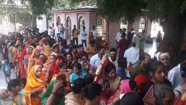 मां कामाख्या मंदिर परिसर में दर्शन के लिए लगी श्रद्धालुओं की भीड़। संवाद