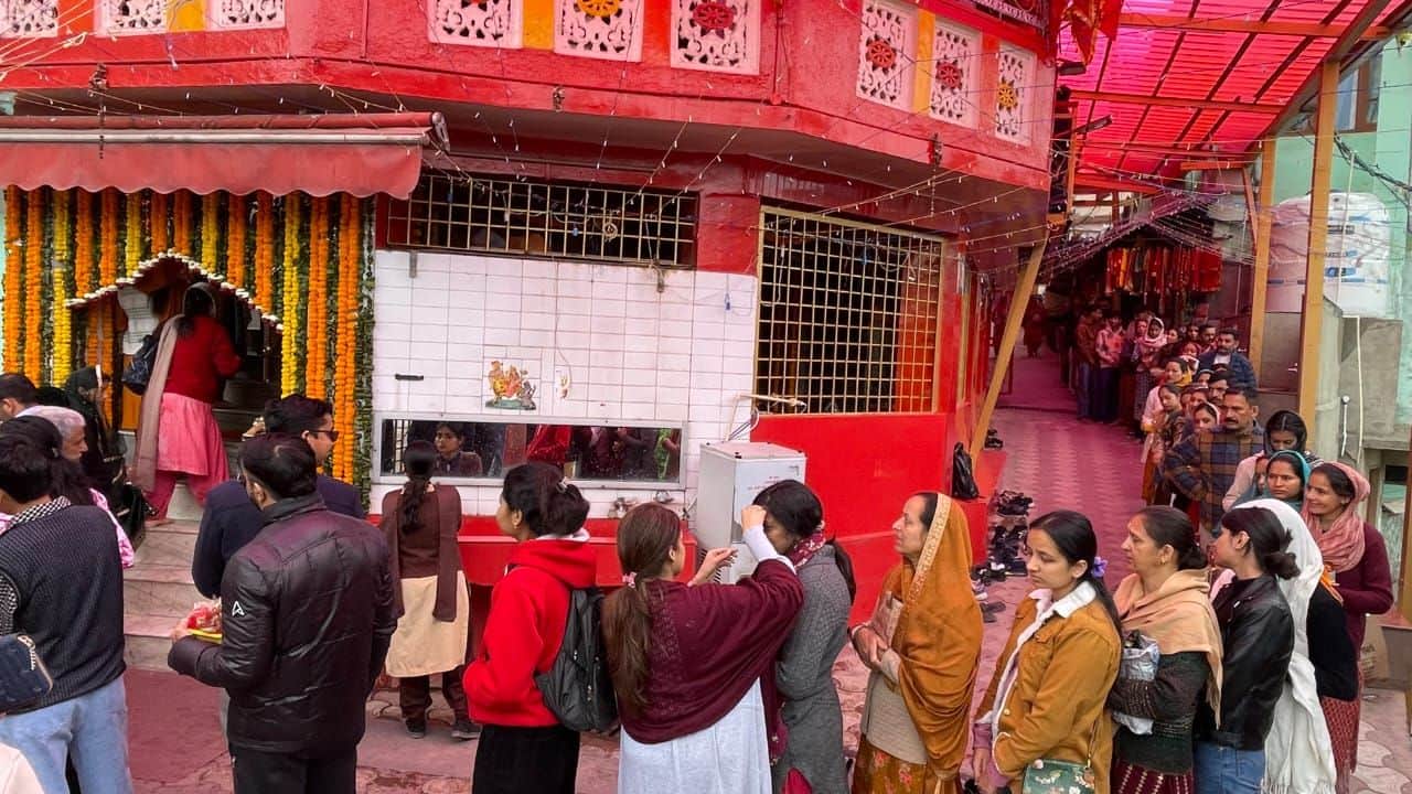 मां शूलिनी मंदिर में परिसर में दर्शन के लिए लगी भक्तों की भीड़। संवाद