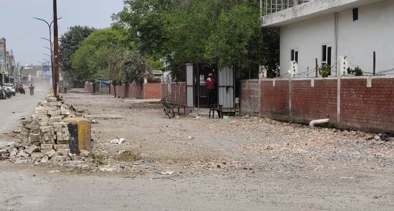 मंडी में नगर परिषद की उखड़ी सड़क पर पड़ा रोडा। संवाद