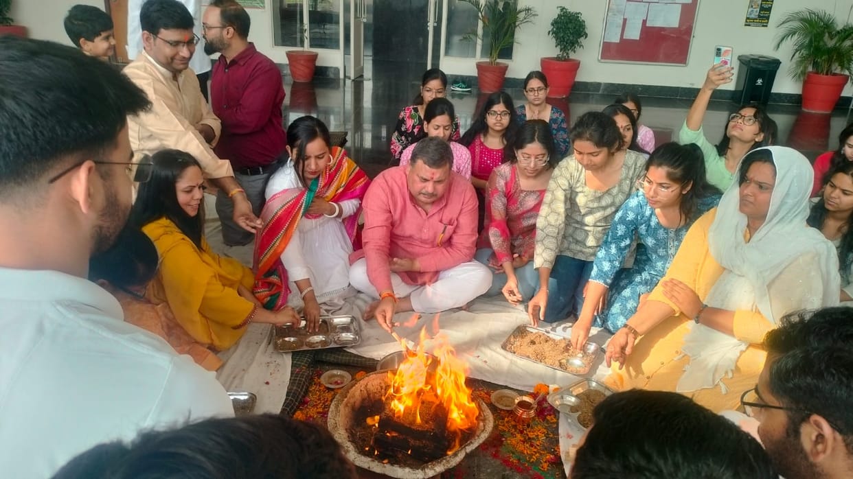 On Chaitra Navratri, Ghata was established in homes, crowds gathered in temples throughout the day.
