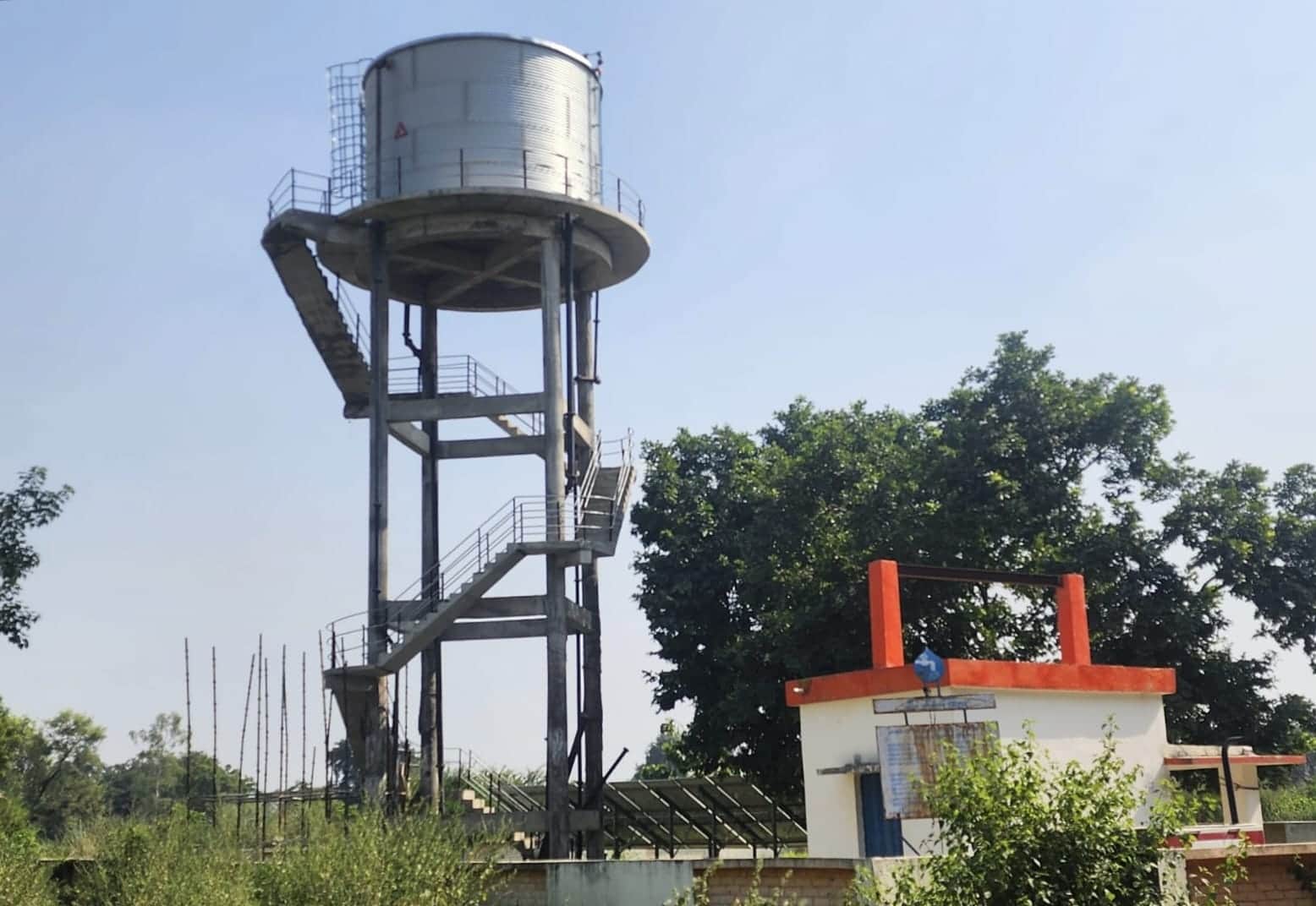 मैगलगंज के खखरा गांव में बना ओवरहेड टैंक। संवाद