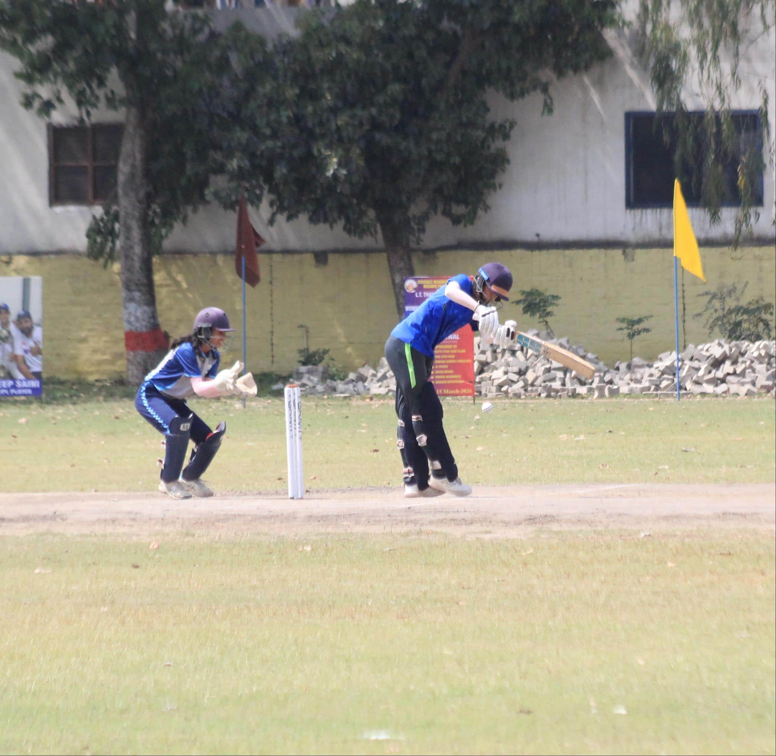 महिला क्रिकेट प्रतियोगिता में शाॅट मारती खिलाड़ी । संवाद