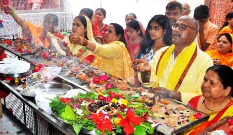 Devotees throng to offer prayers to Goddess Shailputri on the first day of Navratri.