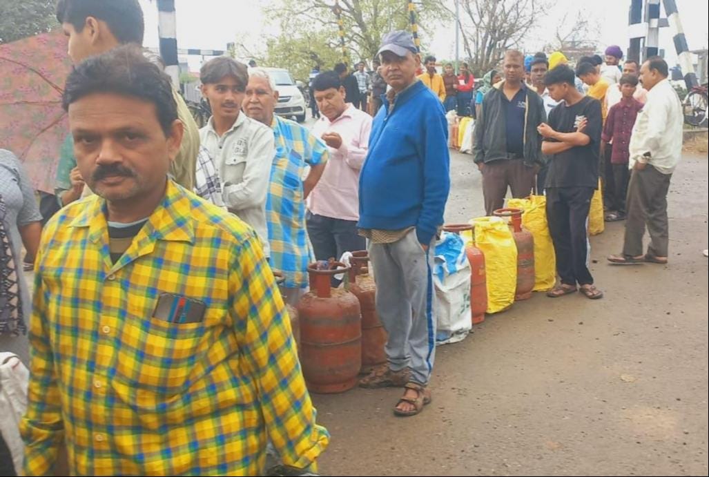 Ten days later, when the gas vehicles arrived, consumers lined up.