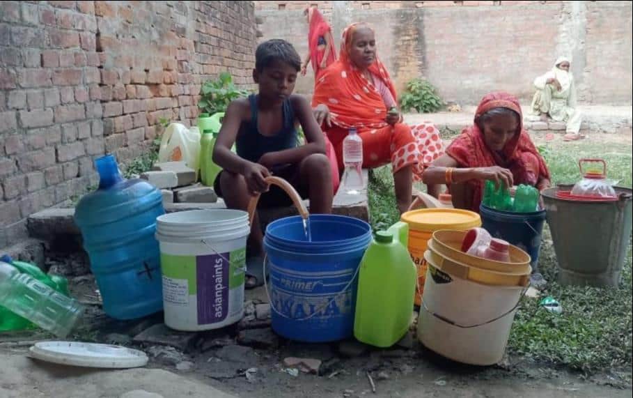 मझौंवा क्षेत्र के गंगापुर ग्रामसभा के बलिहार गांव नल से पानी भरने की लगी भीड़।संवाद