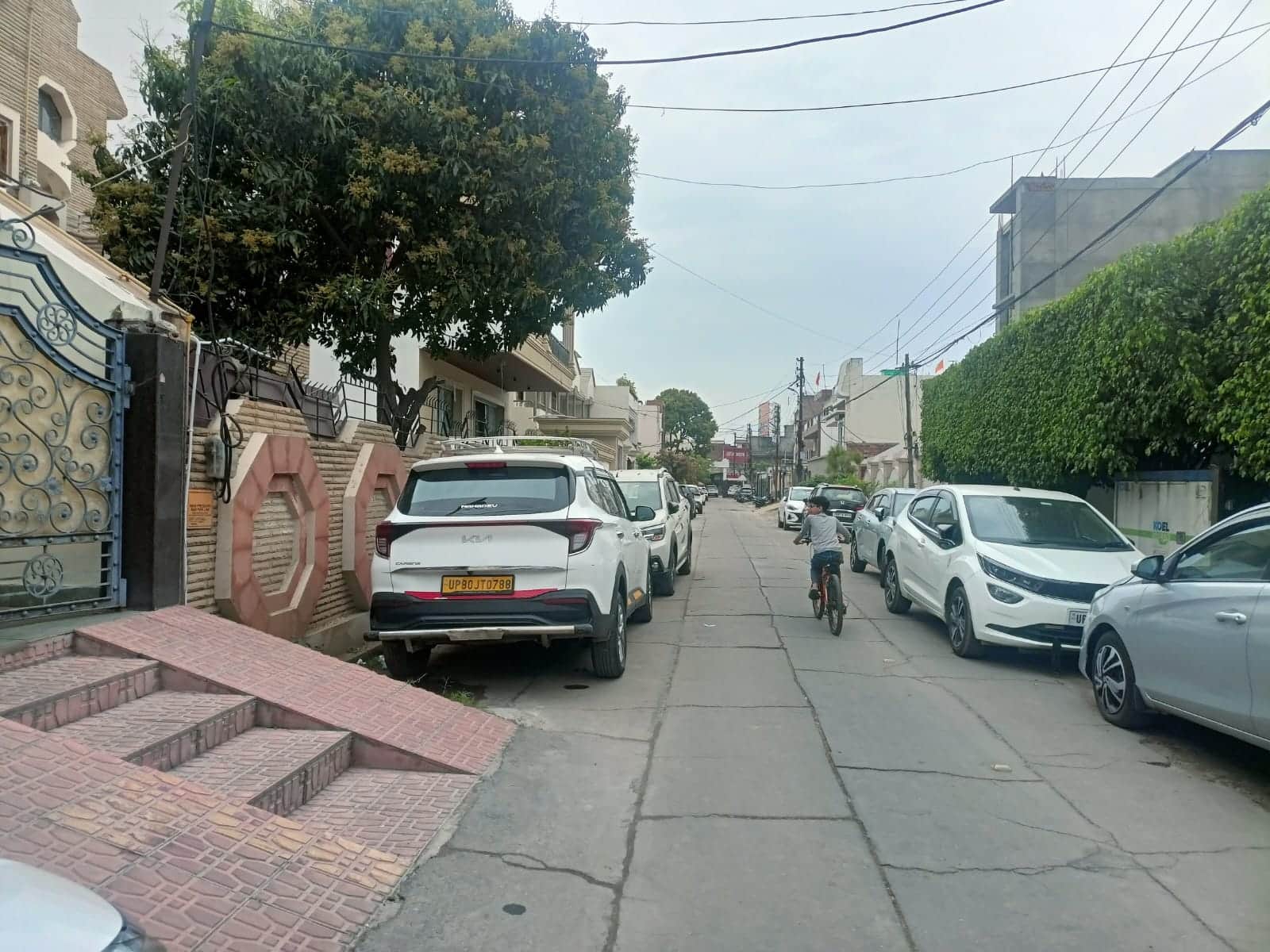 मीका बिहार स्थित पूर्व चेयरपर्सन के आवास के बाहर खड़ी आयकर विभाग की गाड़ी। संवाद