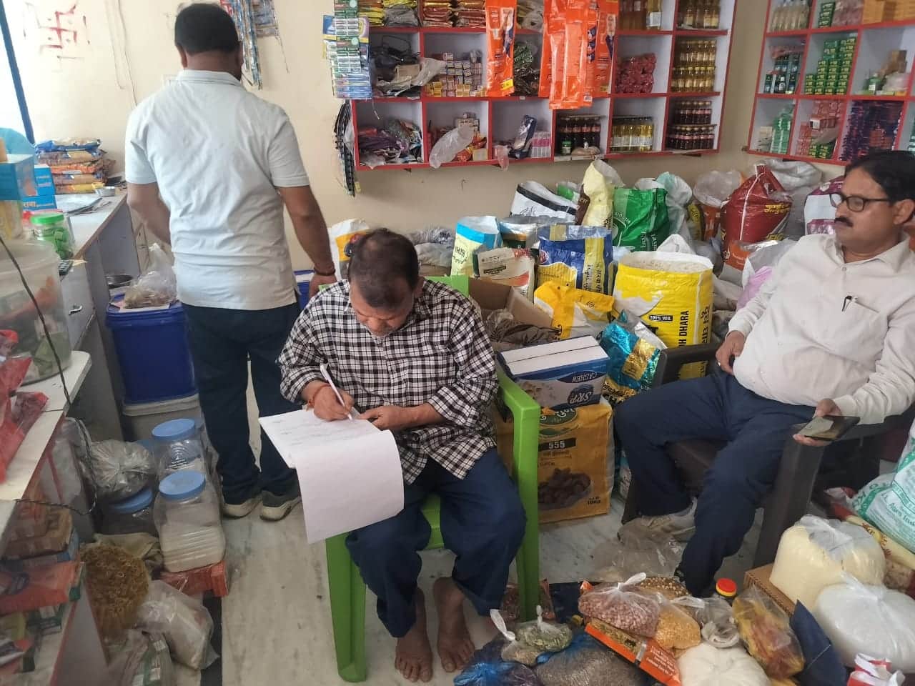 मिलावटी खाद्य पदार्थ की जांच करते अधिकारी।स्रोत-सोशल मीडिया