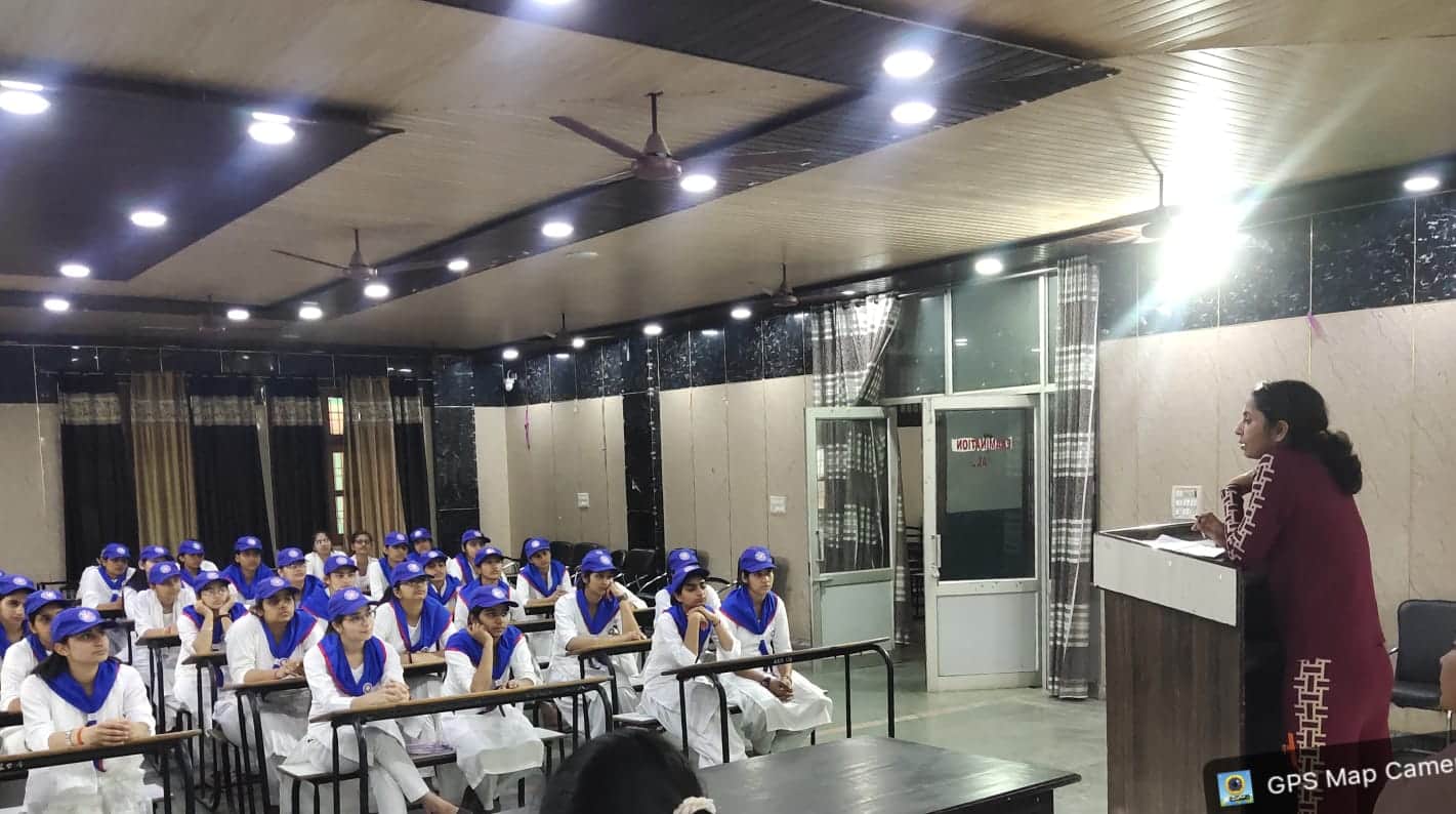 मूनक आर्य कन्या गुरुकुल महाविद्यालय मोर माजरा में आयोजित कार्यक्रम में अपने विचार रखते वक्ता। स