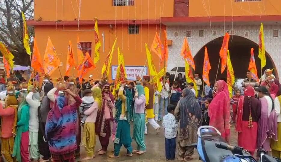 मित्तियां के श्री दुर्गा मंदिर में कलश यात्रा निकालते हुए महिलाएं स्रोत: संवाद